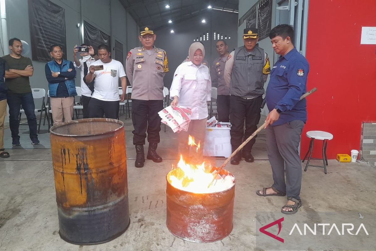 KPU Sukabumi musnahkan ribuan lembar surat suara Pilkada 2024 rusak dan kelebihan