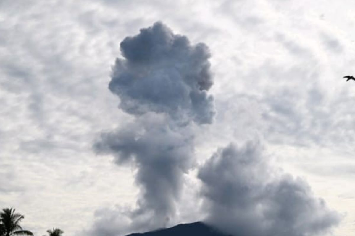 Gunung Ibu erupsi lagi, luncurkan abu setinggi dua km