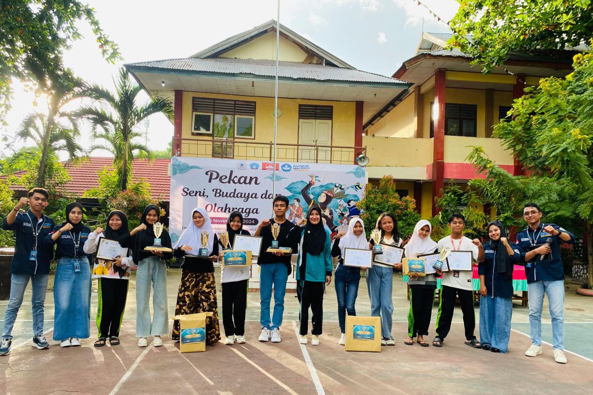 Mahasiswa UNG gelar rangkaian Hari Guru di SMP 1 Tilamuta