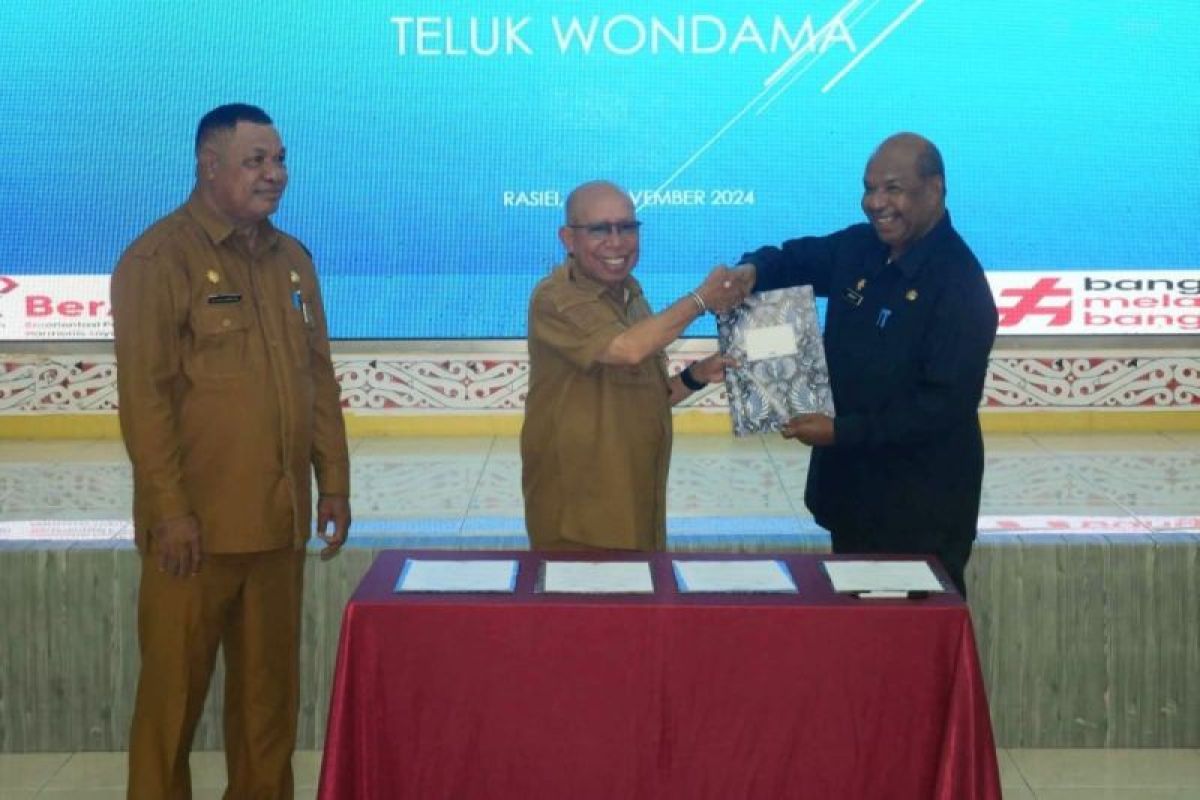 Bupati dan Wakil Bupati Teluk Wondama kembali bertugas