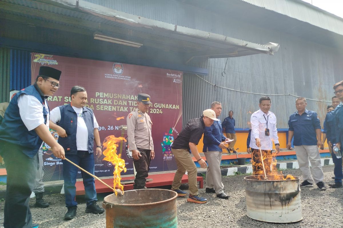 KPU Ponorogo musnahkan ribuan surat suara rusak