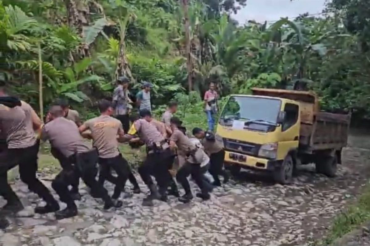 Polda Sumut pastikan pengawalan  logistik pilkada di Nias sampai TPS