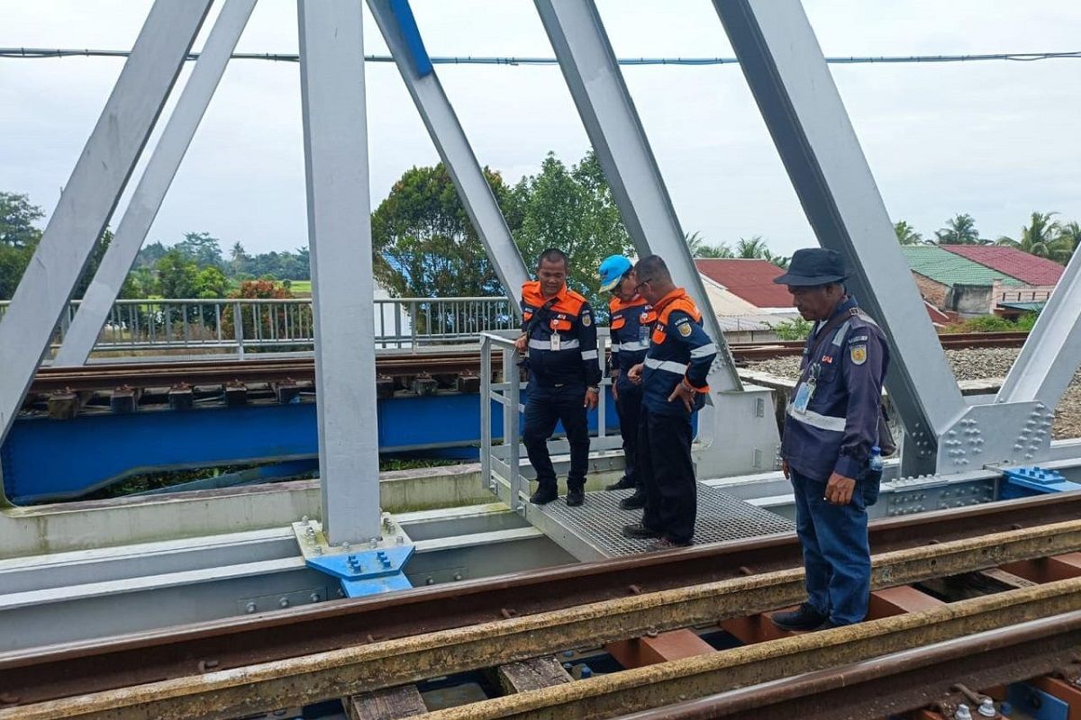 Dukung pelestarian lingkungan, KAI Sumut ganti bantalan kayu dengan sintetis