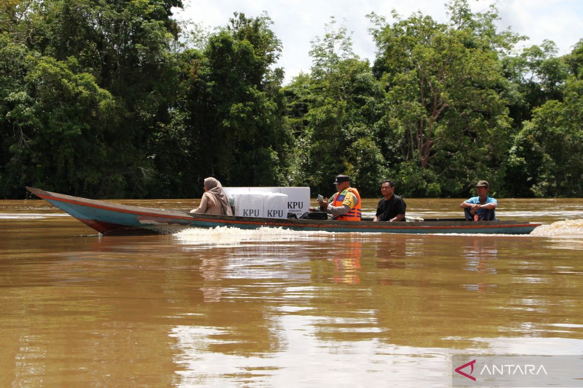 Babinsa Kodim 1016/Plk kawal distribusi logistik pilkada jalur sungai