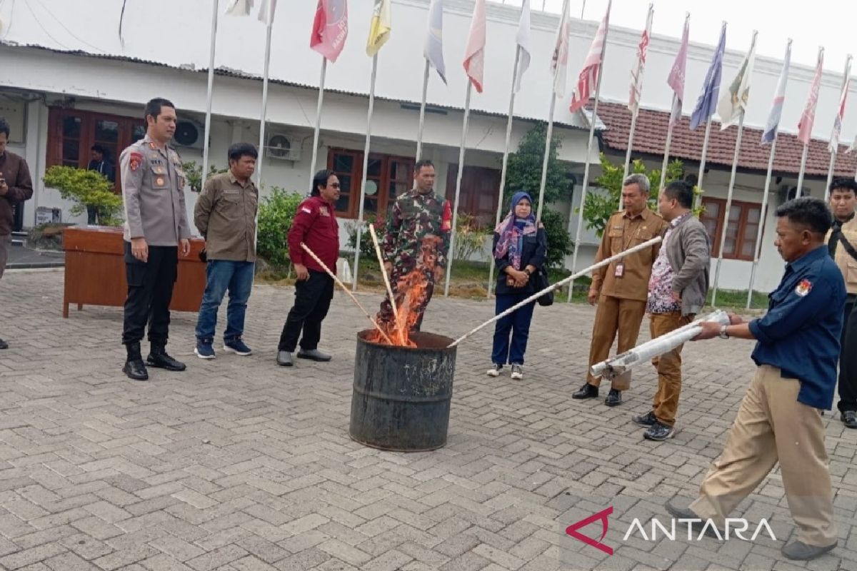 KPU Situbondo musnahkan 498 lembar surat suara rusak 