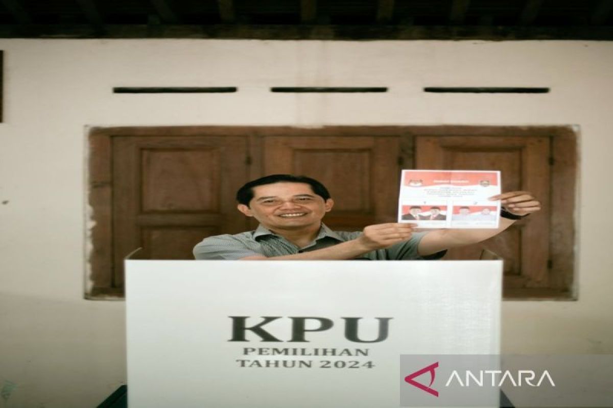 Bupati Boyolali beri suaranya di TPS 3 dalam Pilkada 2024