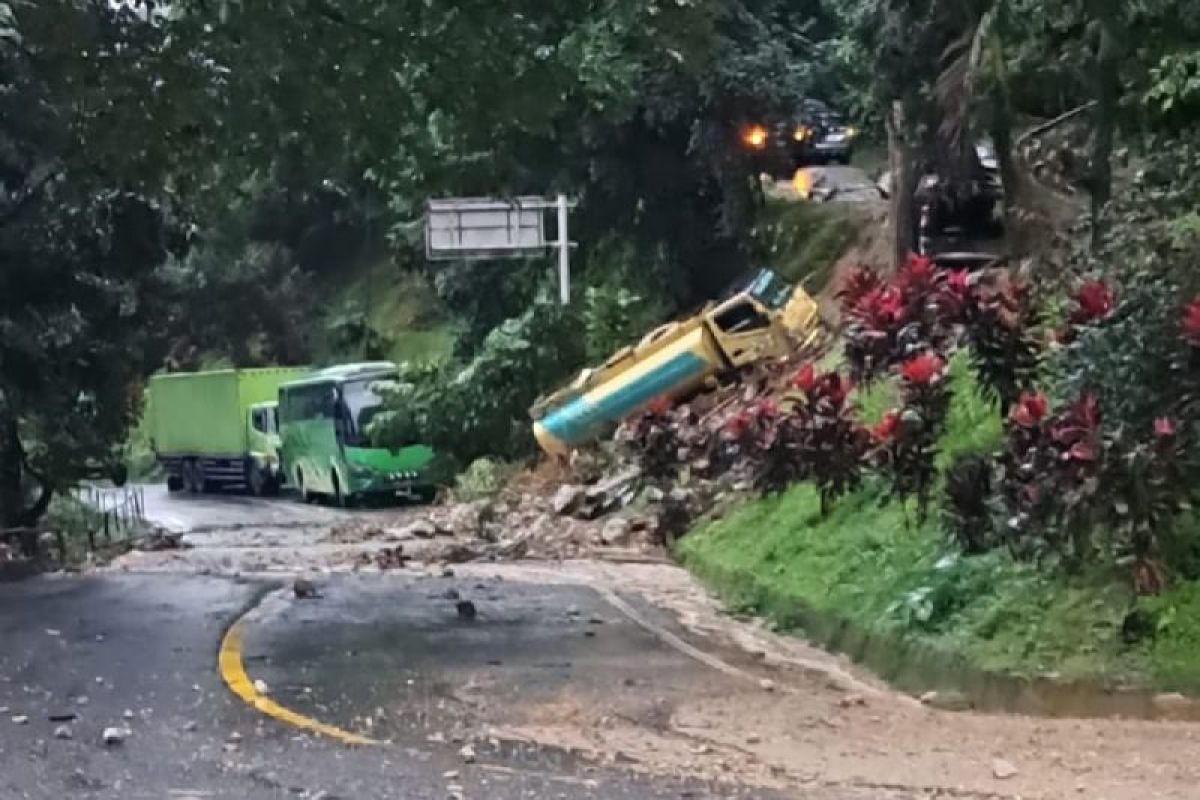 Jalan Medan-Berastagi ditutup total sementara karena longsor