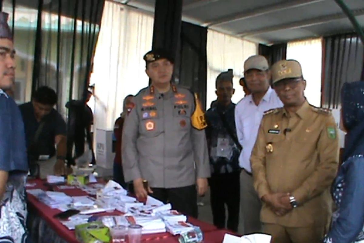 Pantau pemungutan suara di Pelalawan, Kapolda ditanya nyucuk di mana