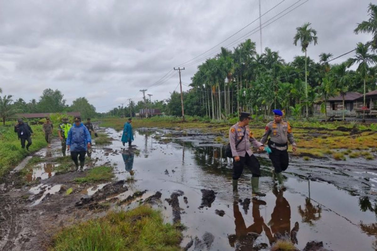 Jalan kaki 20 KM, Polsek Kuala Kampar jaga kondusifitas pilkada