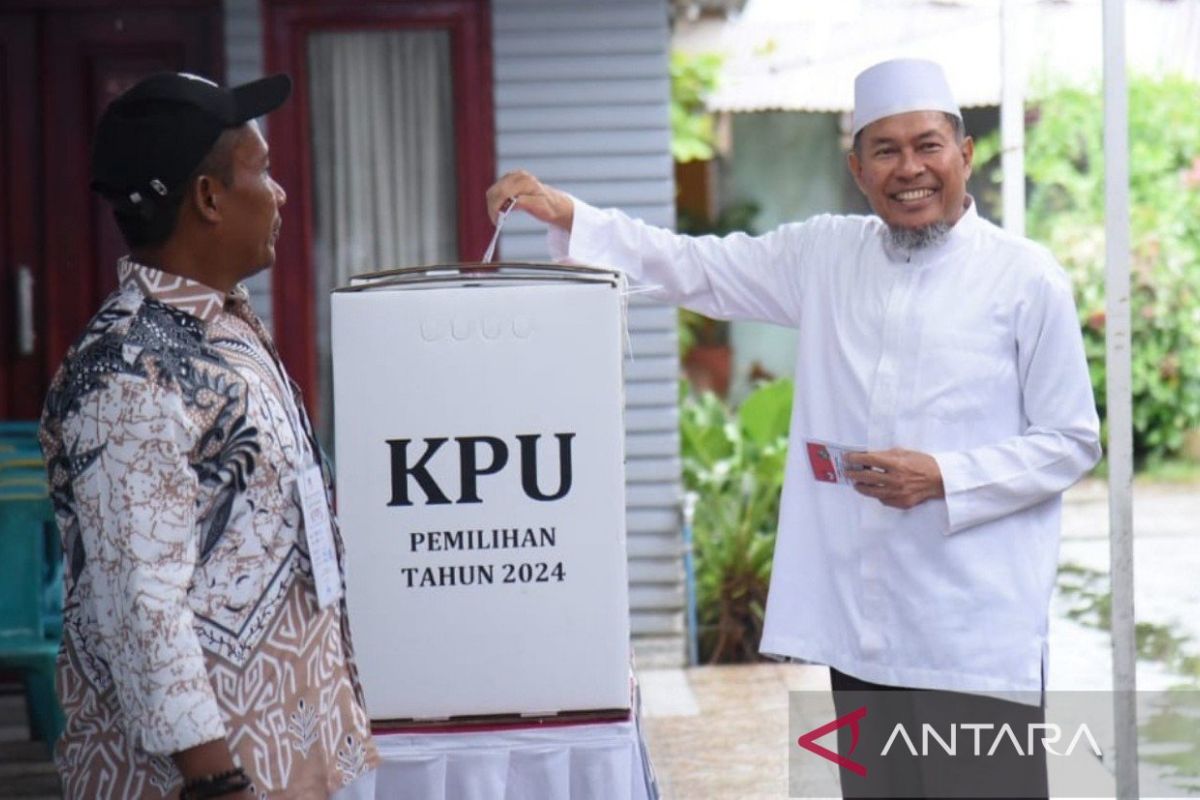 Calon Wali Kota Medan Hidayatullah gunakan hak pilih di Gedung Johor