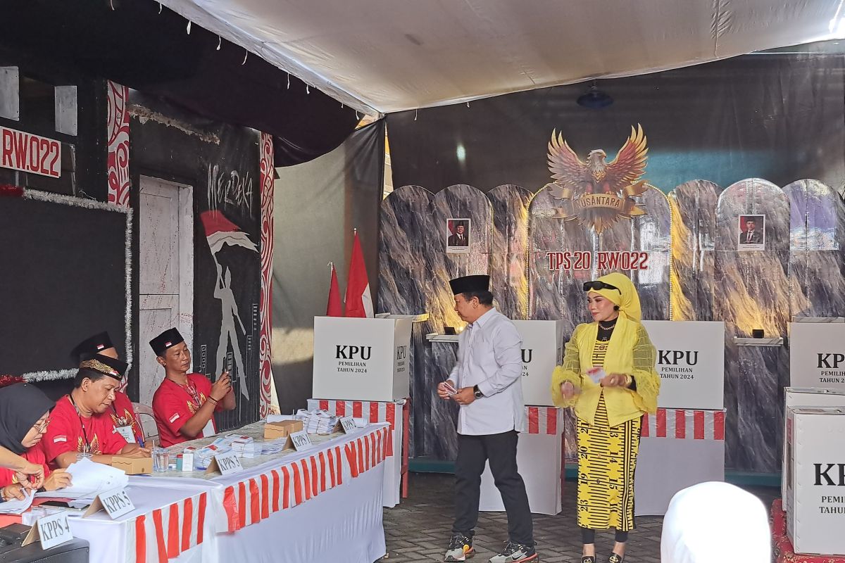 Bupati Hendy bersama keluarga salurkan hak pilh di TPS 20