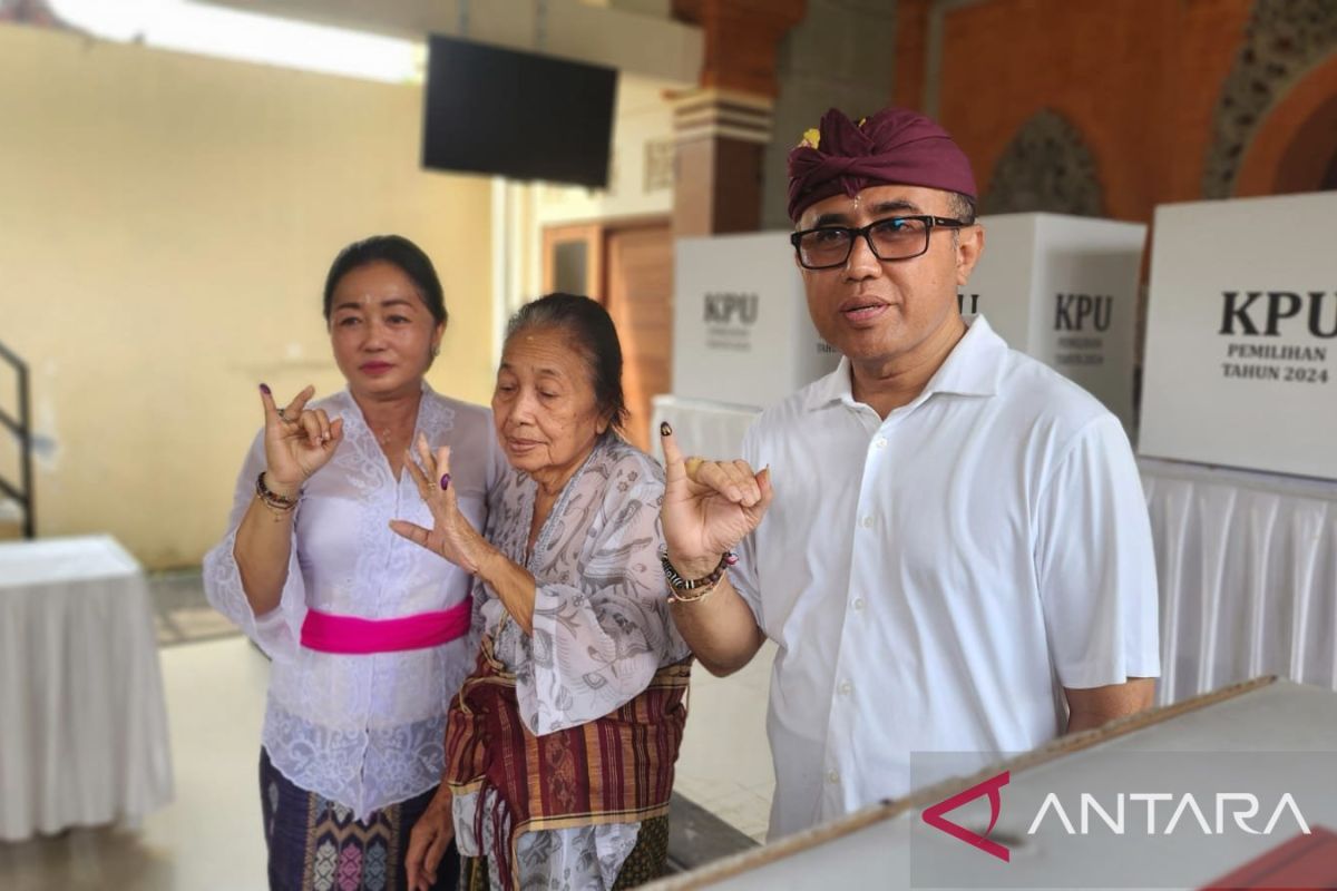 Jayanegara ditemani istri dan ibunda coblos di TPS 10 Penatih Denpasar