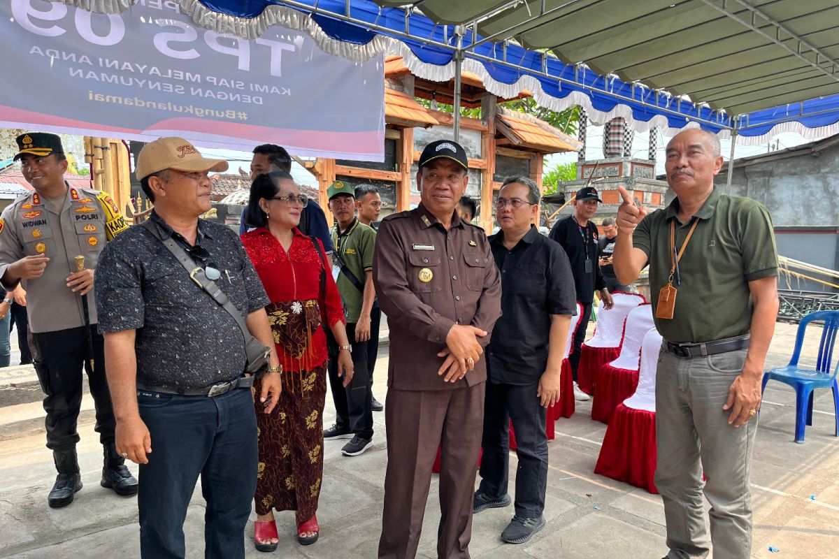 Penjabat Bupati Buleleng keliling pantau pemungutan suara Pilkada