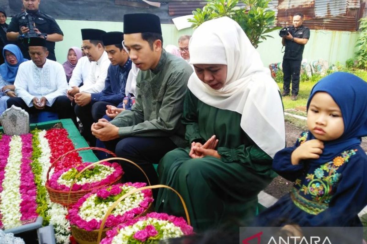 Khofifah ziarah ke makam suami dan orang tua sebelum mencoblos