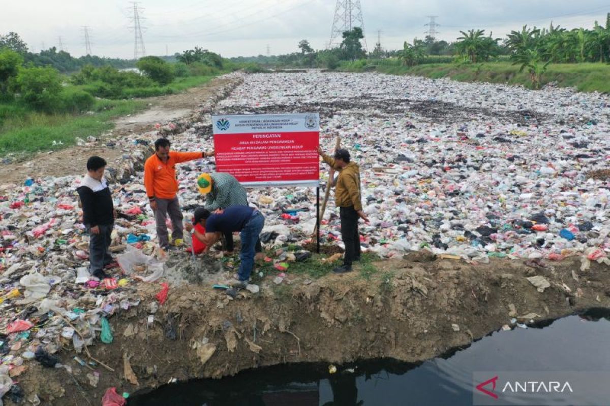 Tim Gakkum Kementerian LH tutup pembuangan sampah ilegal di Bekasi