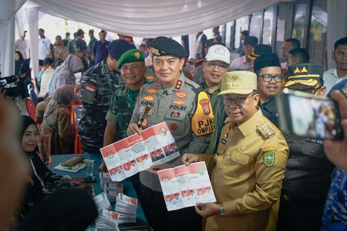 Penjabat Gubernur Riau cek sejumlah TPS Pilkada 2024 pada beberapa lokasi