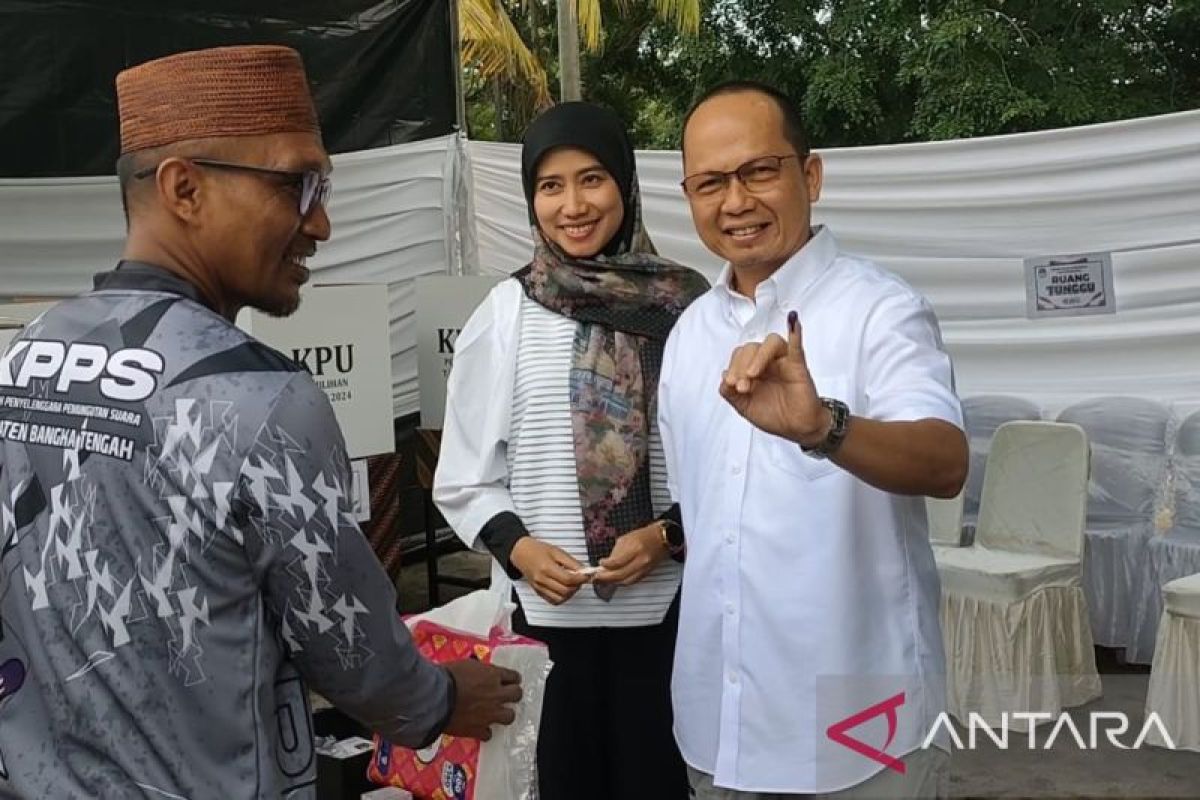 Calon Bupati Bangka Tengah Algafry Rahman nyoblos di TPS 003