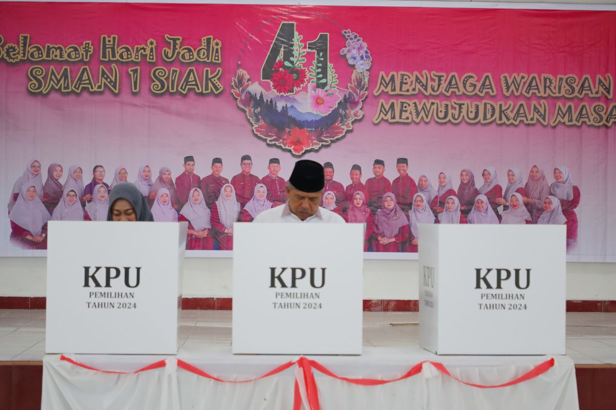 Memilih di TPS 03 SMAN 1 Siak, Bupati Alfedri harap partisipasi meningkat