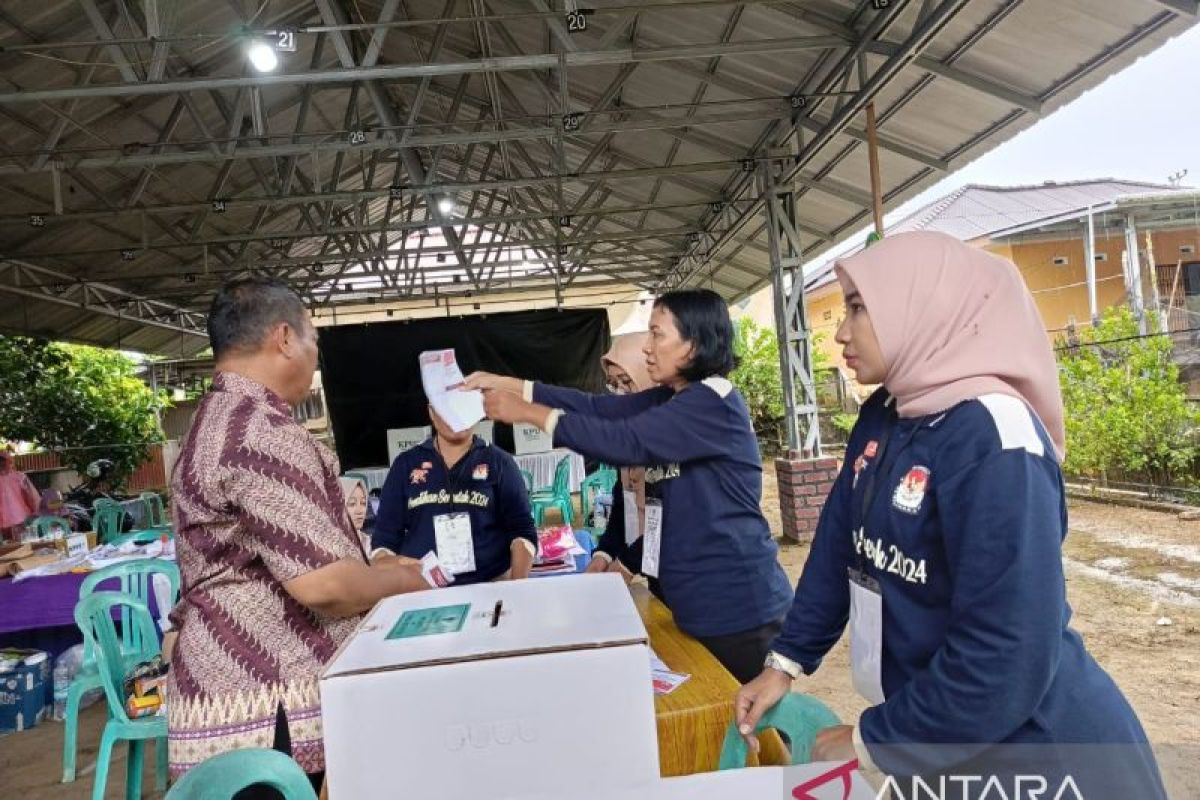 Hidayat Arsani-Hellyana menang telak di TPS 06 Air Salemba