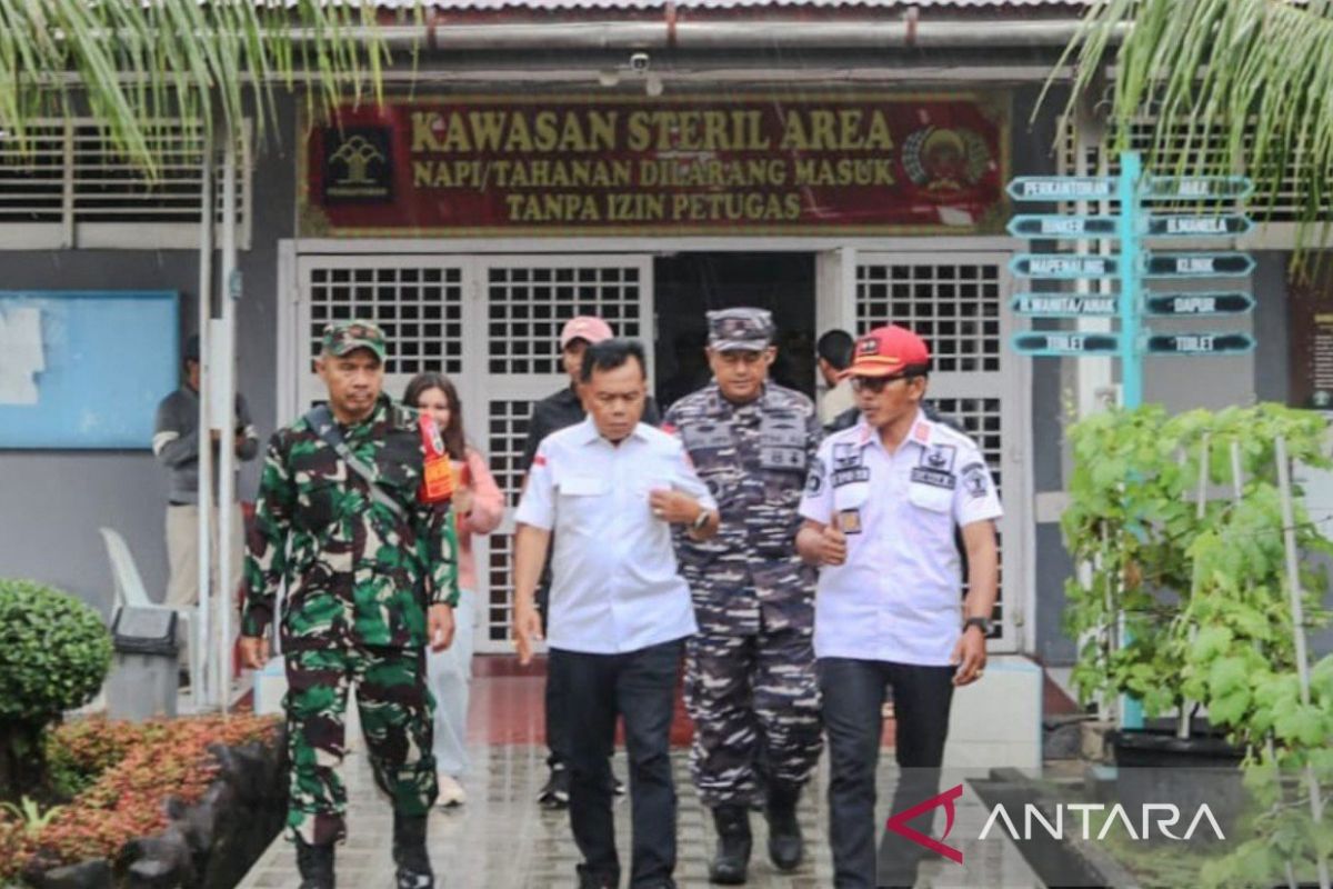 Plt Bupati Meranti nyoblos di TPS 001 Selatpanjang Kota