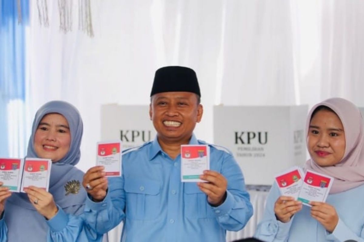 Calon Wali Kota Depok Supian Suri mencoblos di TPS 08 Kalimulya