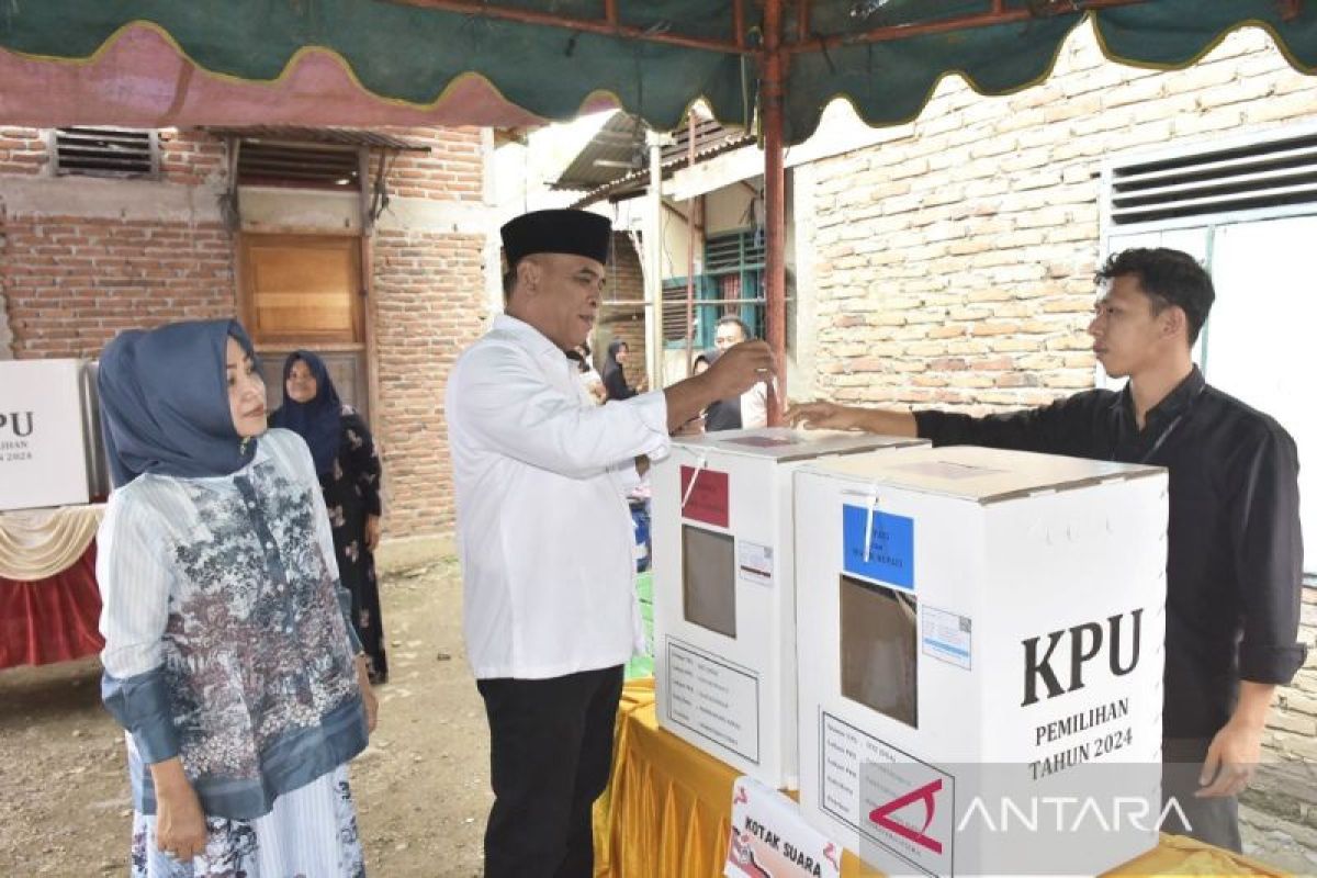 Bupati Madina dan isteri nyoblos di TPS 002 Panyabungan II