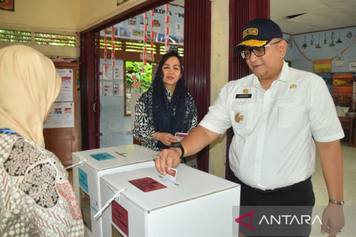 Pilkada Serentak 2024, Pj Wako Padang dan Istri Salurkan Hak Suara di TPS 1