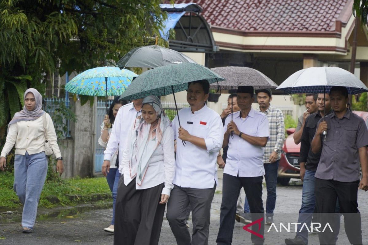 Profesor Ridha ditemani ketiga putrinya nyoblos di TPS 23 Medan Selayang