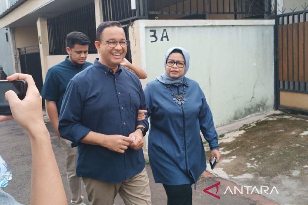 Anies beserta keluarga salurkan hak pilih di TPS 29 Lebak Bulus