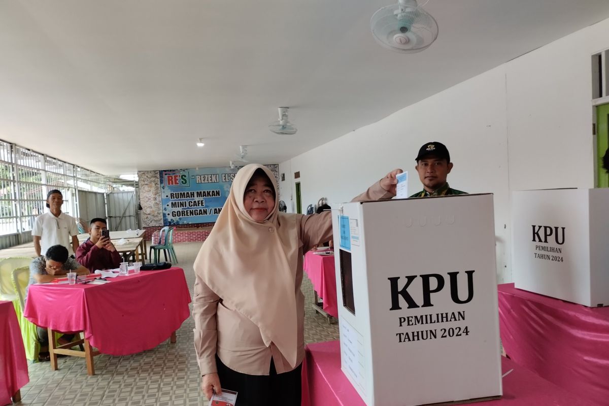 PJ Bupati Tabalong coblos di TPS 8 Kelurahan Sulingan