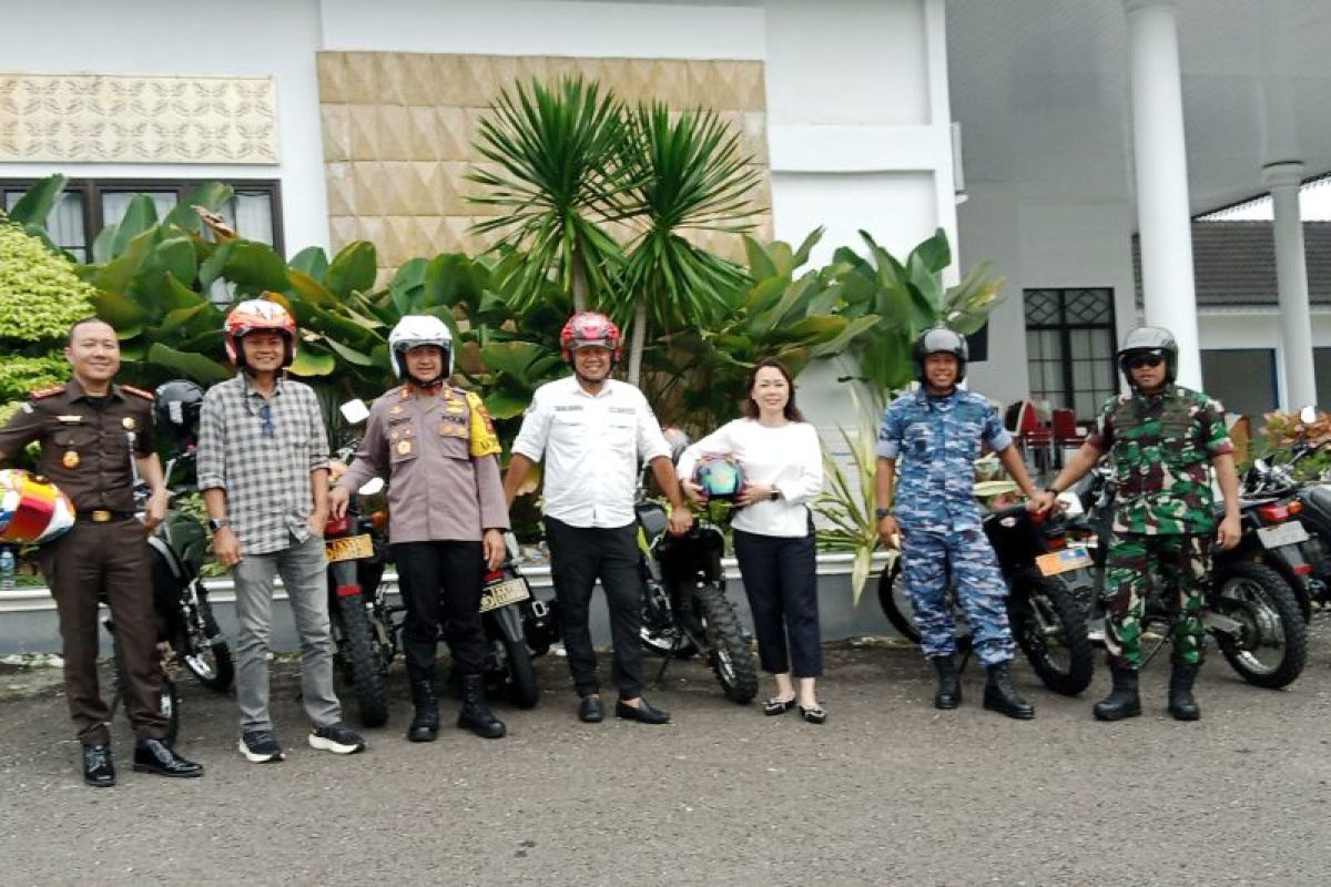 Pj Bupati Belitung dan forkopimda gunakan sepeda motor tinjau pemungutan suara