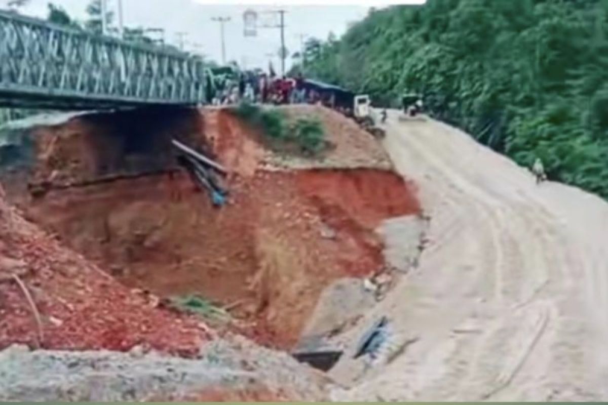 Jalan lintas Riau-Sumatera Barat di Kampar ditutup total