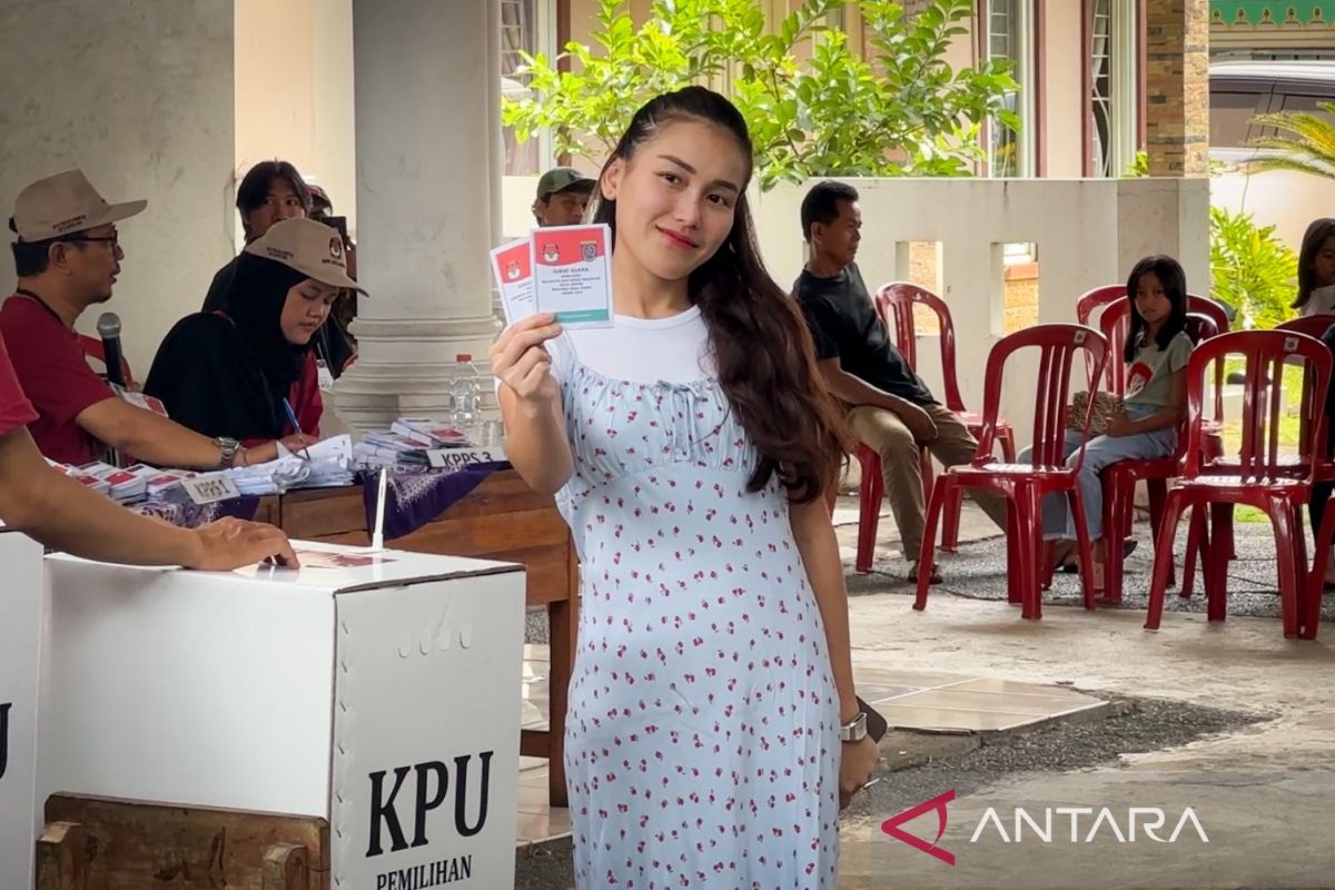 Aktris Ayu Ting Ting dan keluarga kompak nyoblos berbusana senada