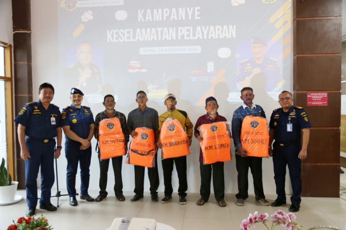 Kemenhub bagikan 200 jaket keselamatan di perairan Dumai