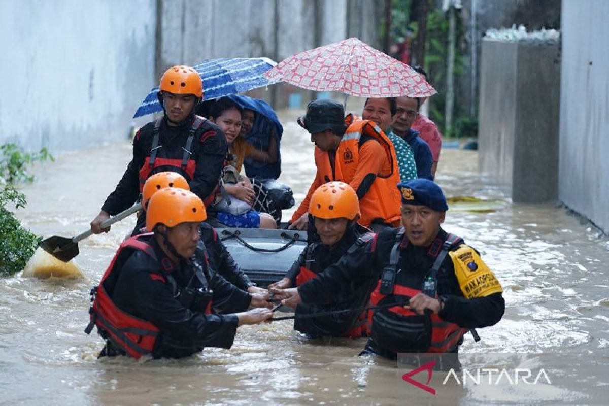 Polda Sumut kerahkan personel bantu warga terdampak banjir di Medan