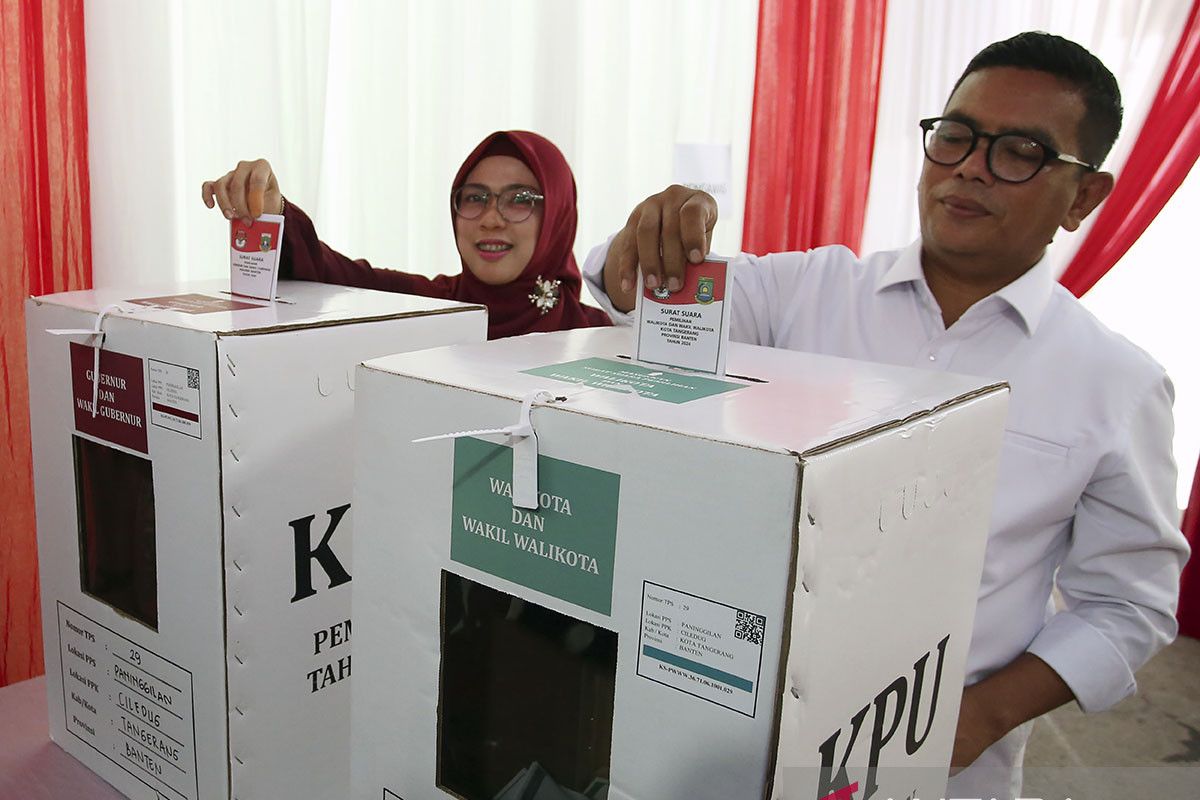 Cagub Banten Andra Soni mencoblos di TPS depan rumah