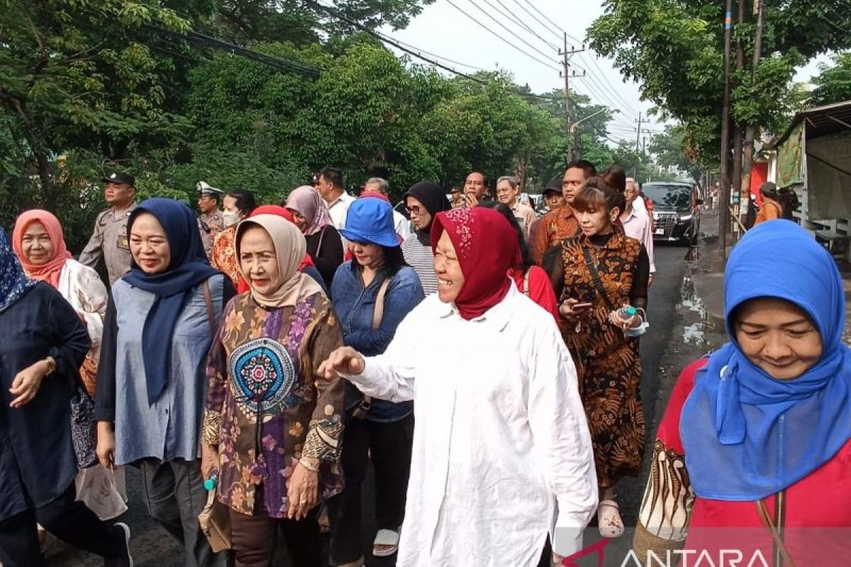 Risma berjalan kaki ke TPS dikawal emak-emak