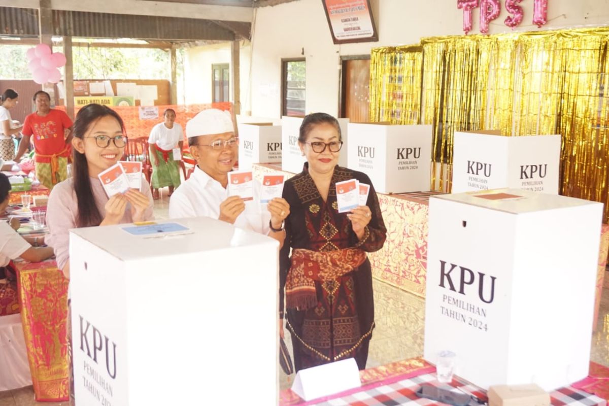 Sebelum mencoblos, Wayan Koster cerita berdoa di sejumlah pura