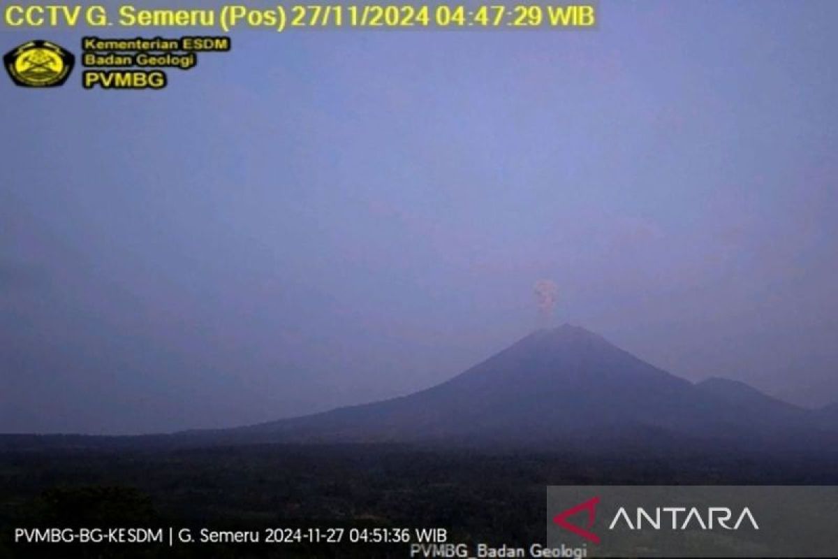 Gunung Semeru erupsi tiga kali setinggi 1 km