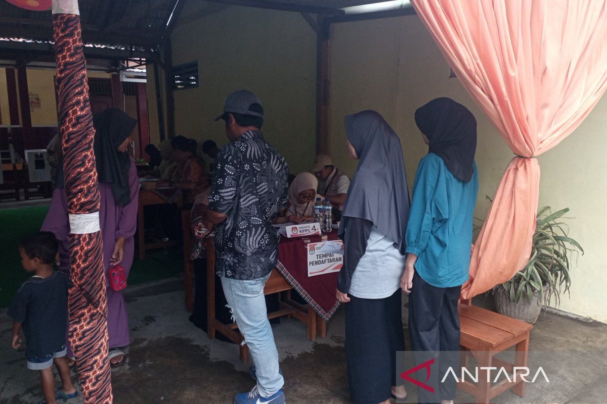 Warga Cilacap antusias datangi TPS meskipun hujan