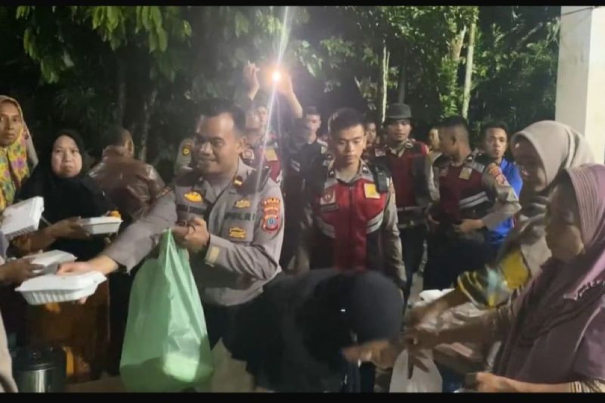 Polda Sumut salurkan  bantuan warga terdampak banjir di Deli Serdang