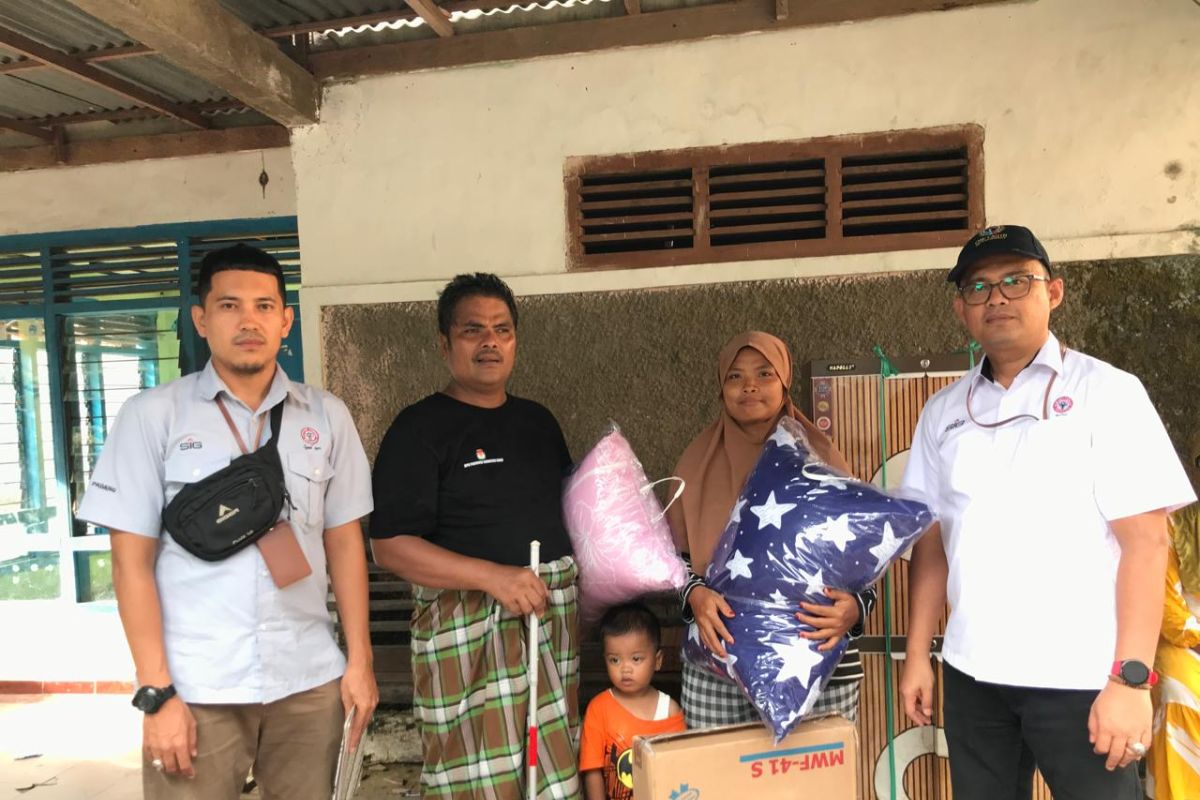 PT Semen Padang tingkatkan kemandirian penyandang disabilitas melalui bantuan peralatan usaha