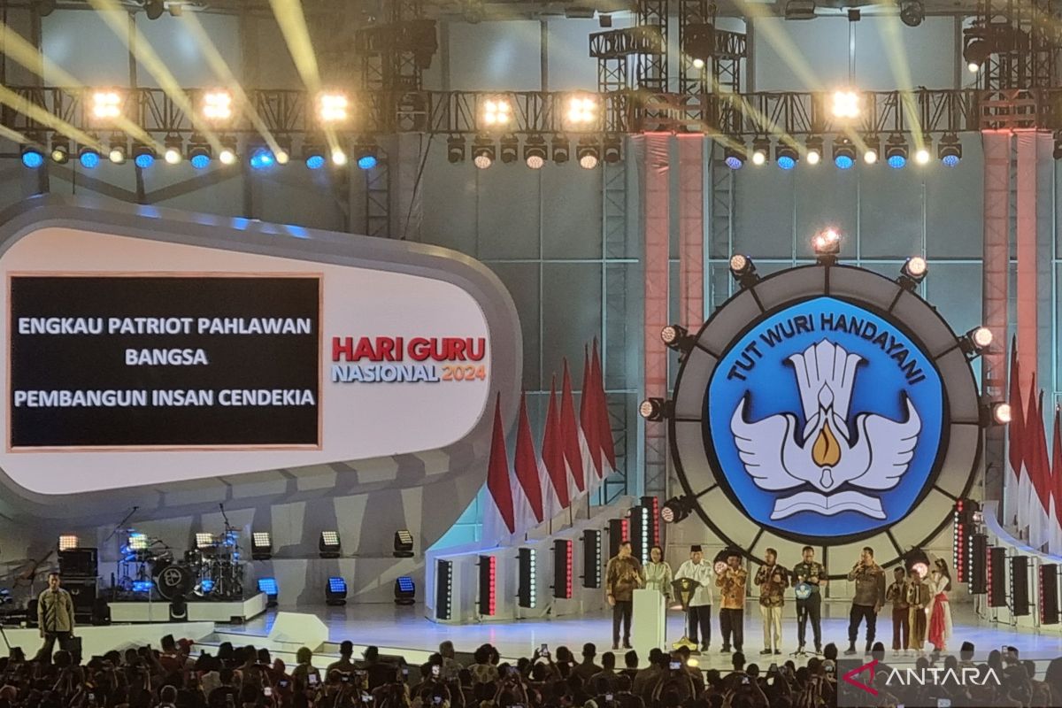 Mendikdasmen dampingi Presiden naik panggung hibur para guru