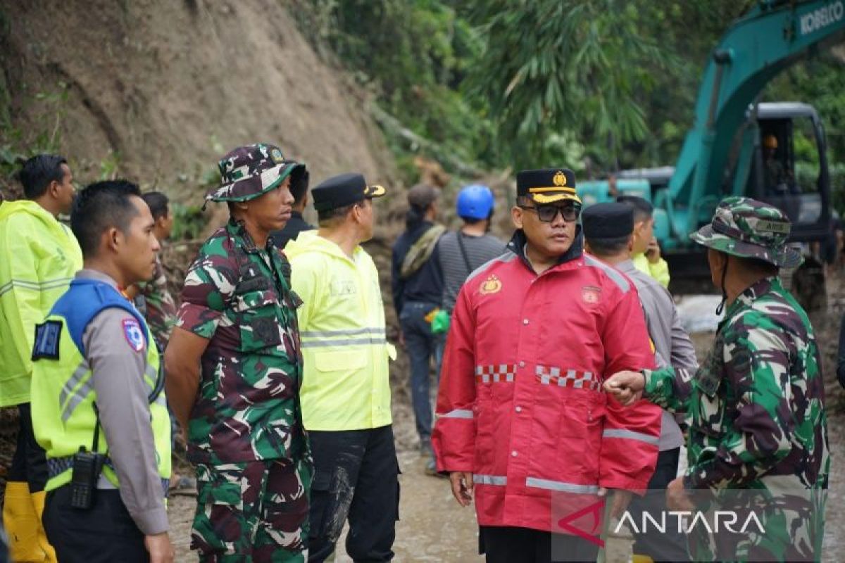 Kapolrestabes Medan tinjau lokasi terdampak longsor di Desa Sembahe