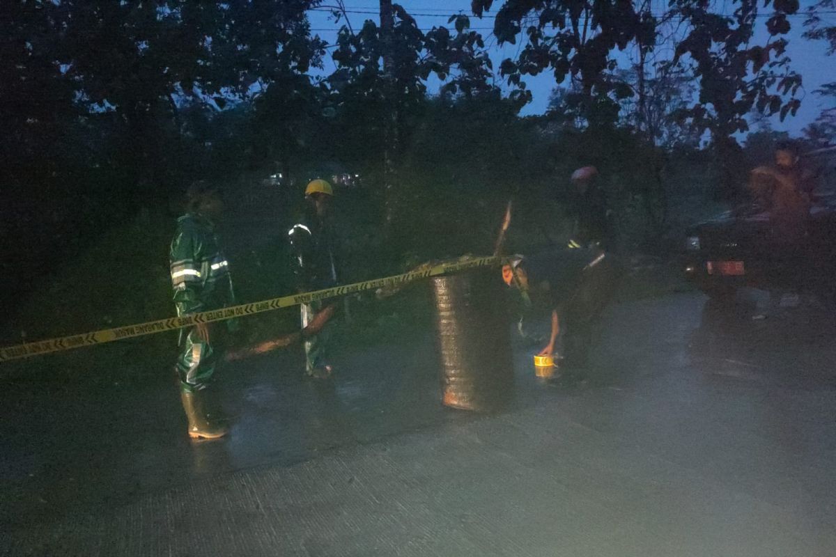 Petugas gabungan tangani tanah longsor di Kabupaten Malang