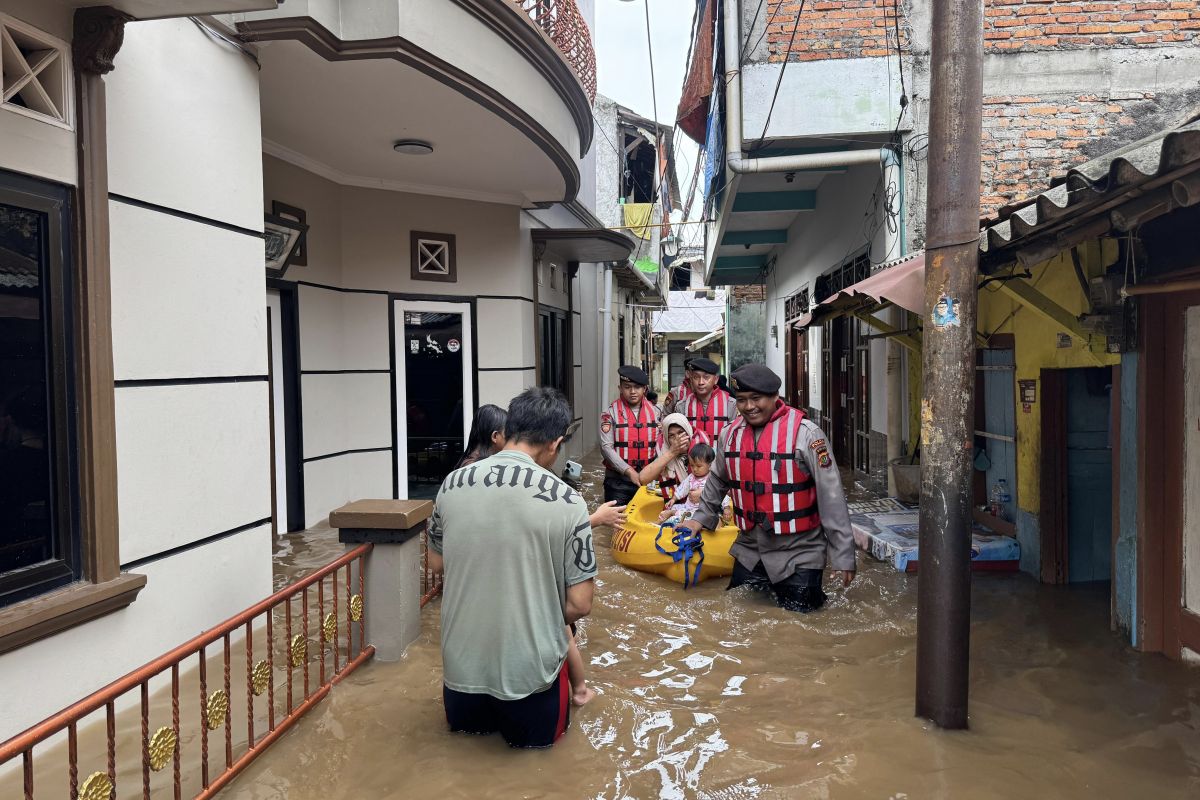 Polda Metro evakuasi warga yang terdampak banjir di Jakarta Timur