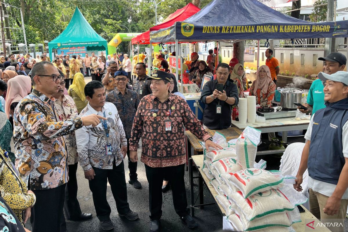 Bupati Bogor luncurkan Saung Inflasi jual bahan pokok di bawah harga pasar