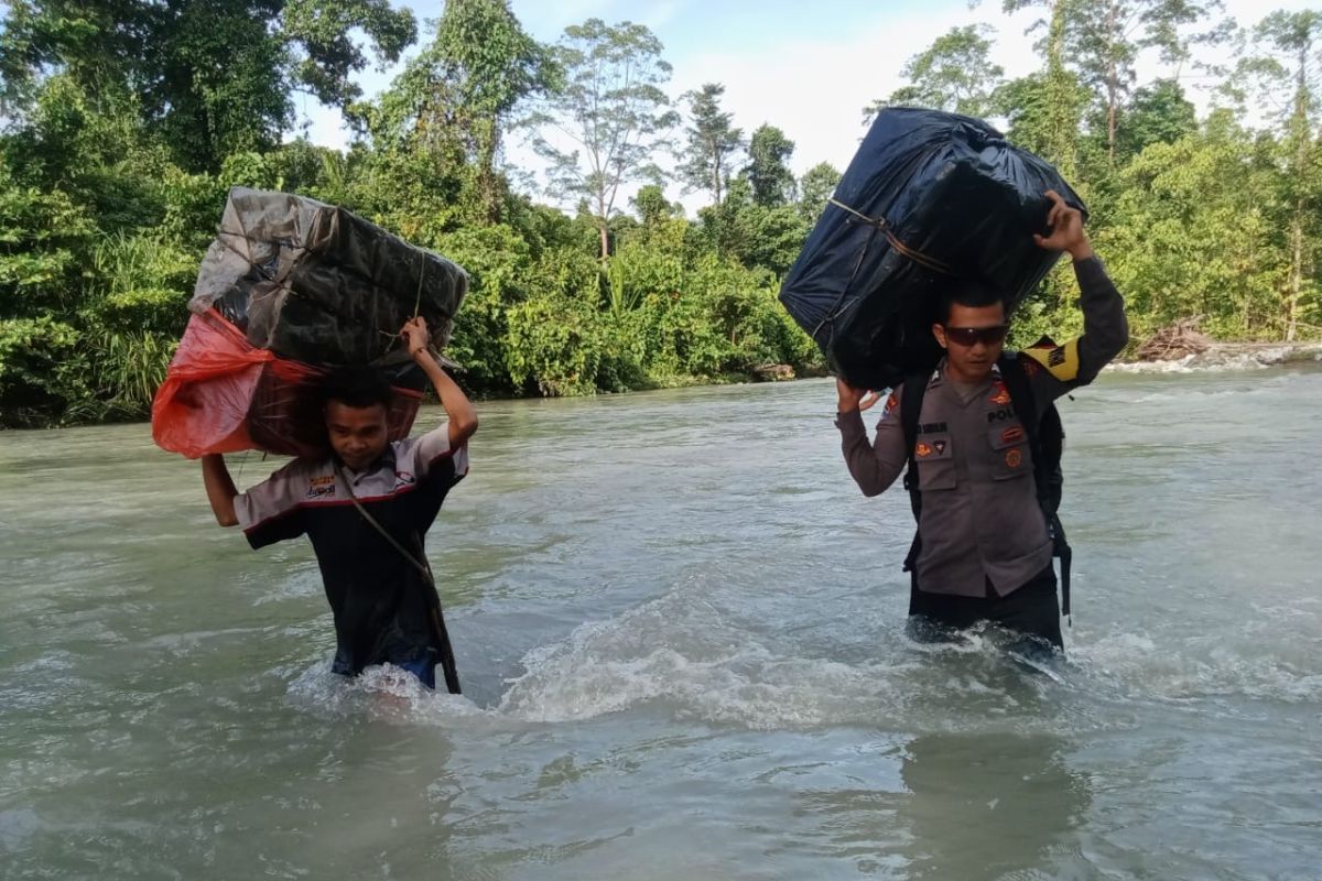 Perjalanan panjang logistik Pilkada mengantar harapan demokrasi di wilayah pelosok