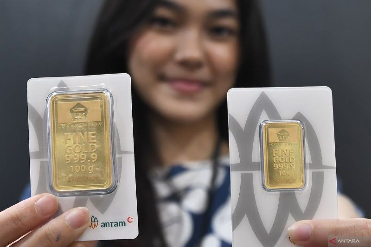 Harga emas Antam Jumat turun