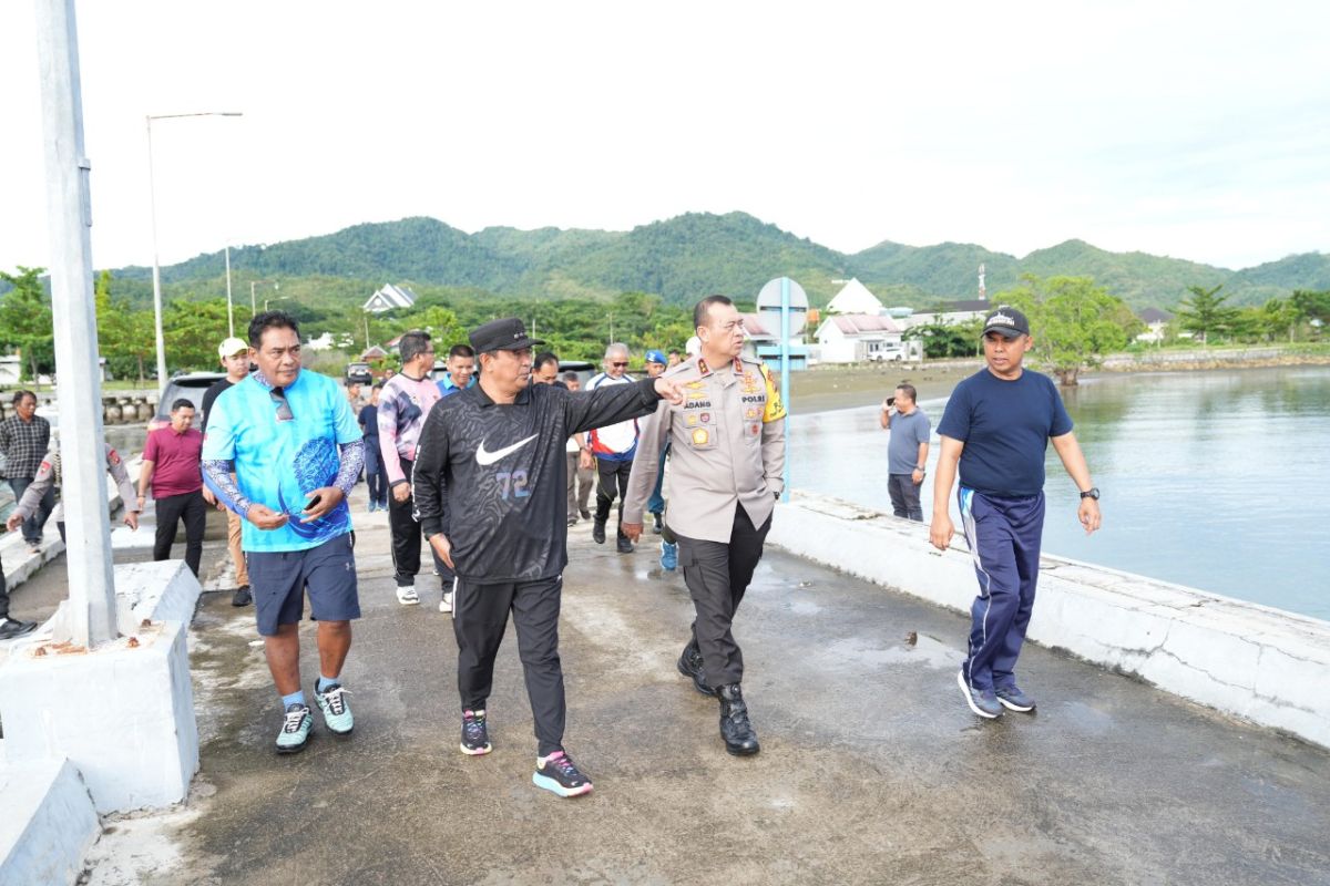 Penjabat Gubernur Sulbar lepas karang buatan di pantai Mamuju